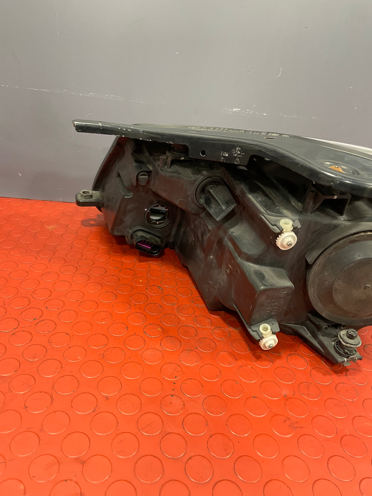 Volkswagen Caddy HEADLIGHT ASSEMBLY Driver's Side (with Scratches please see photos & 1 bulb missing) P/N TYC2012473152