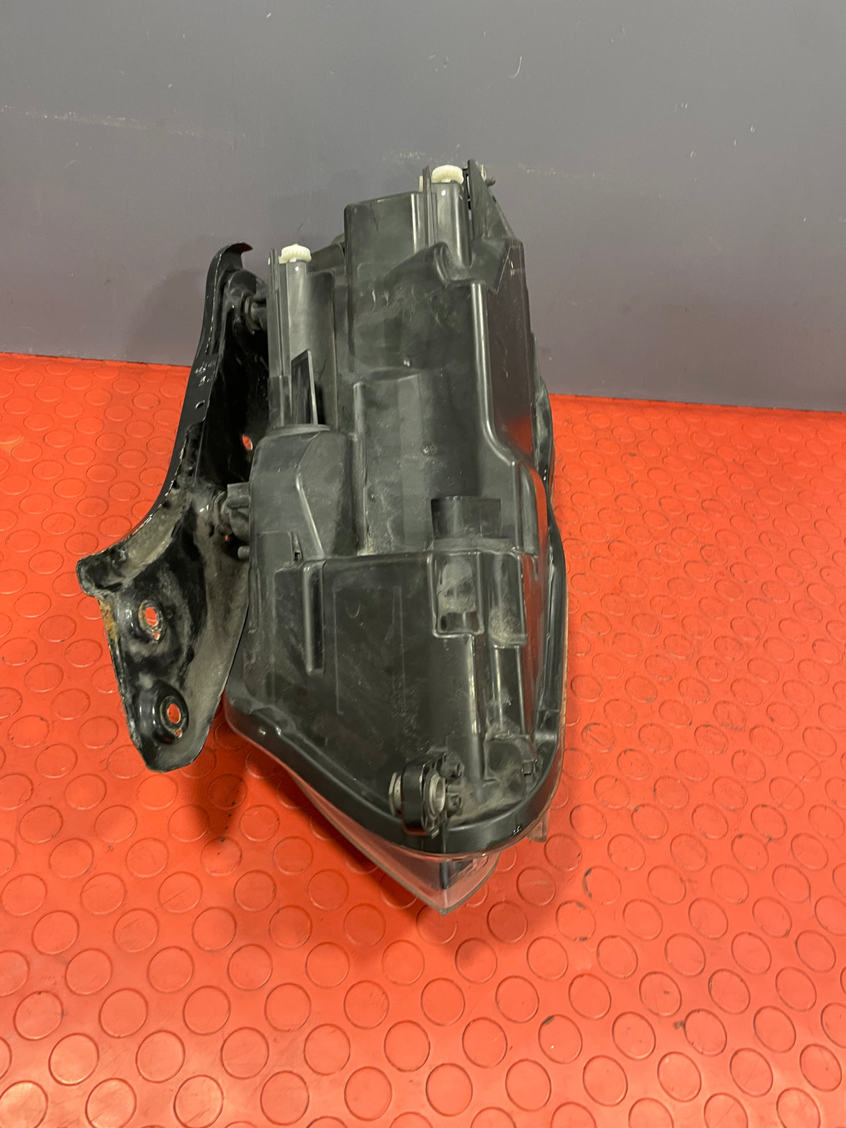 Volkswagen Caddy HEADLIGHT ASSEMBLY Driver's Side (with Scratches please see photos & 1 bulb missing) P/N TYC2012473152