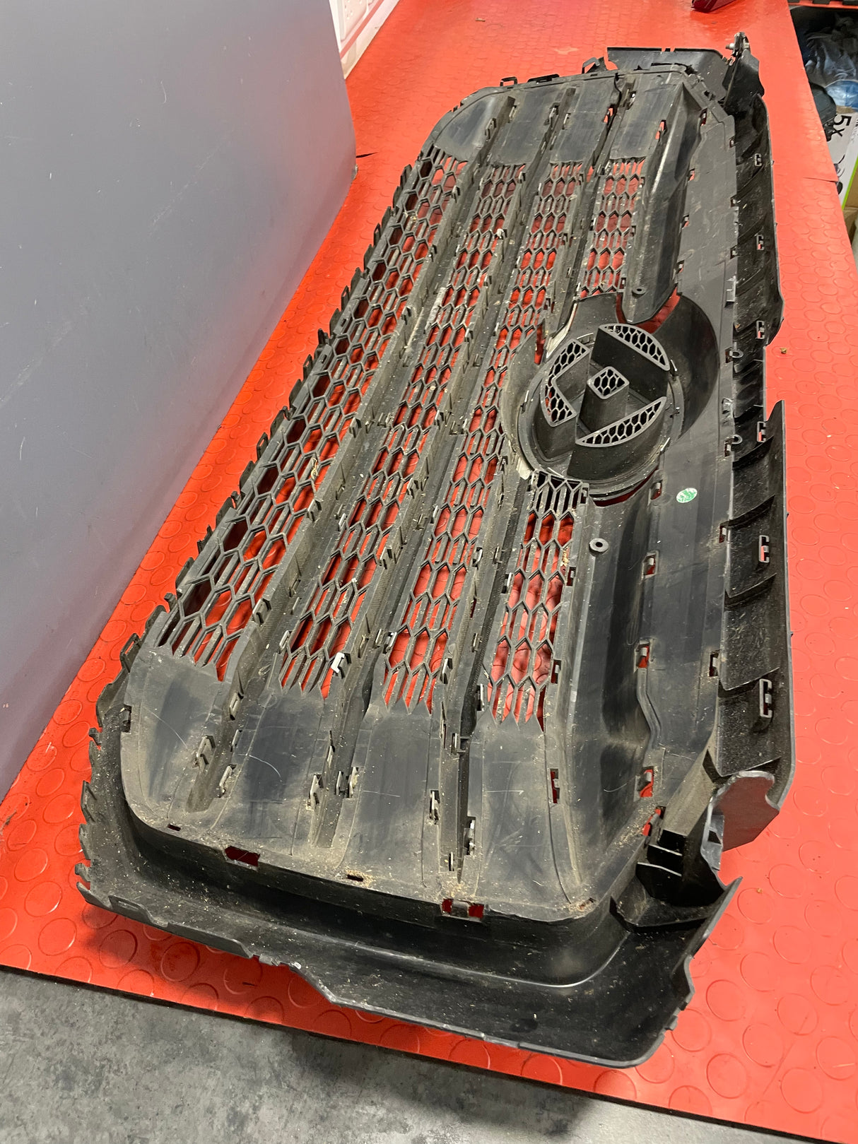 Saic Maxus Deliver 9 BUMPER GRILL (Left Side Frame Damage) SPARE OR REPAIR 2021-2024 P/N SV63